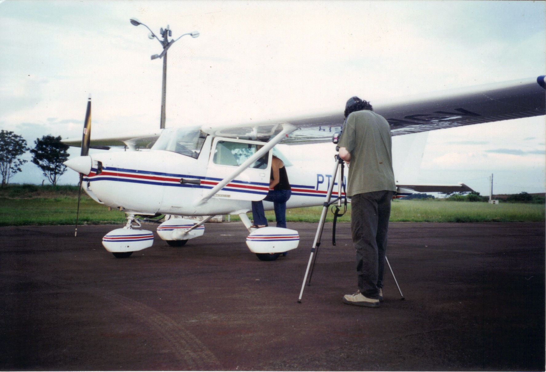 Cena no aeroporto de Apucarana (2000)